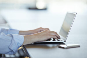 man typin on laptop 1024x683